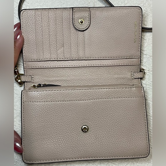 Light pink Michael Kors phone holding crossbody bag - Picture 6 of 16